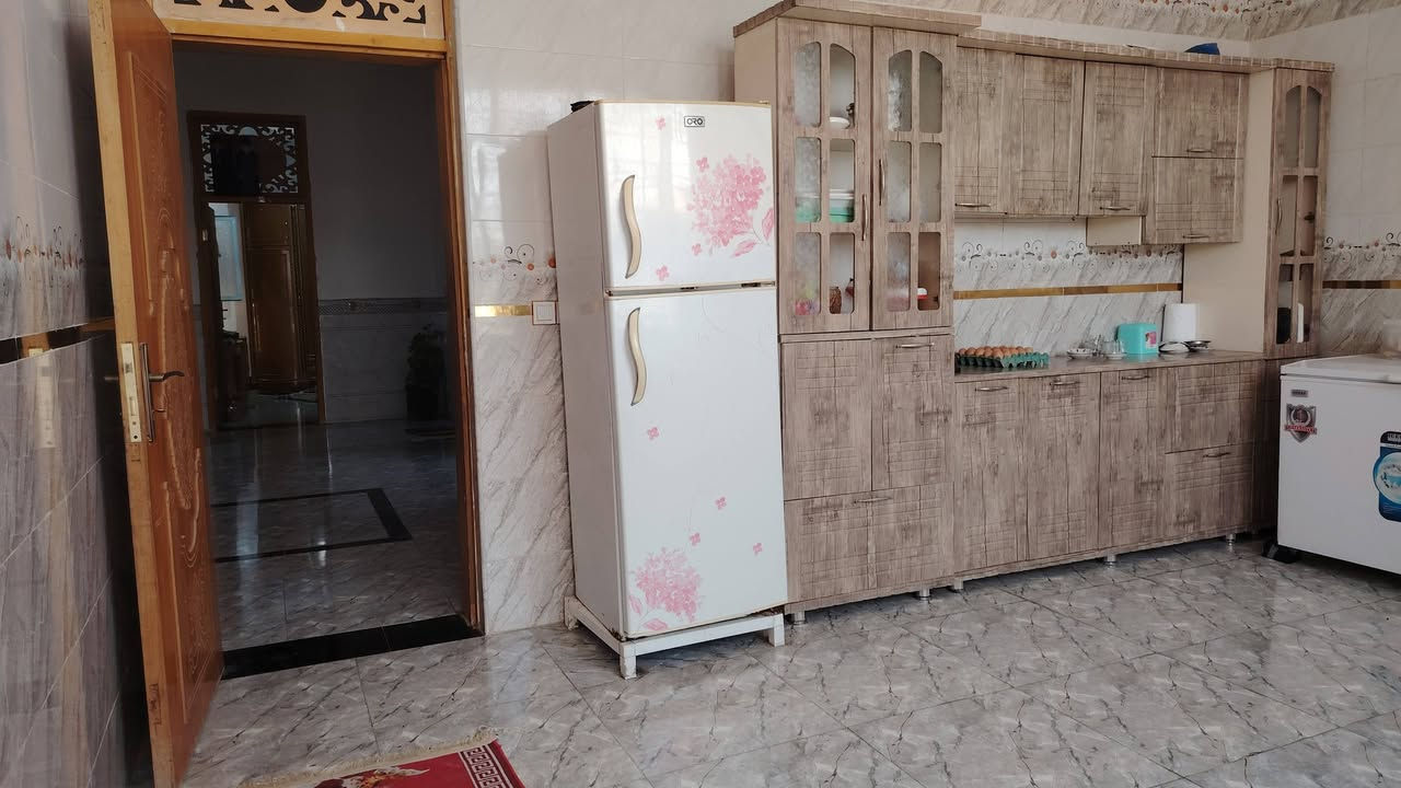 بيت للبيع شارع السياسين مجمع حجي حسين خلف الشركه بناء مضيف مطبخ غرفتين وصاله 8 صب كونكريت بيت جديد  واتساب***********
