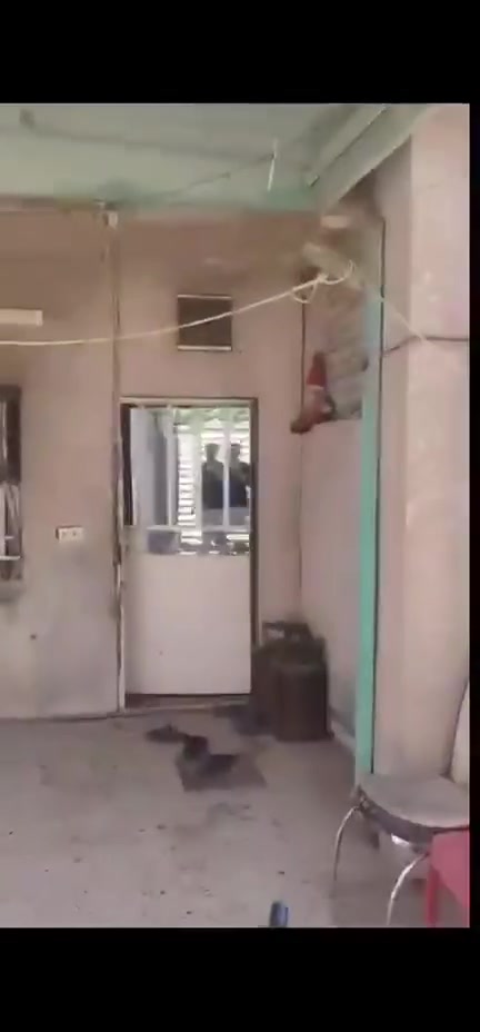 بيت للبيع بناء الثمانينات حي الجهاد منطقه 95 طابقين الطابق الارضي يتكون من صاله كبيره ٤ في ٥ وغرفه وهول ومطبخ كبير وصحيات مفصوله والطابق الثاني يتكون من صاله كبيره ايضا وغرفتين ومطبخ وصحيات ودرج وباب خارجي معزوله للخارج 
وحدتين سكنيه الطابق الثاني معزول  للخارج وكامل يصلح للسكن عائلتين
السعر 165 بي مجال بسيط ***********

