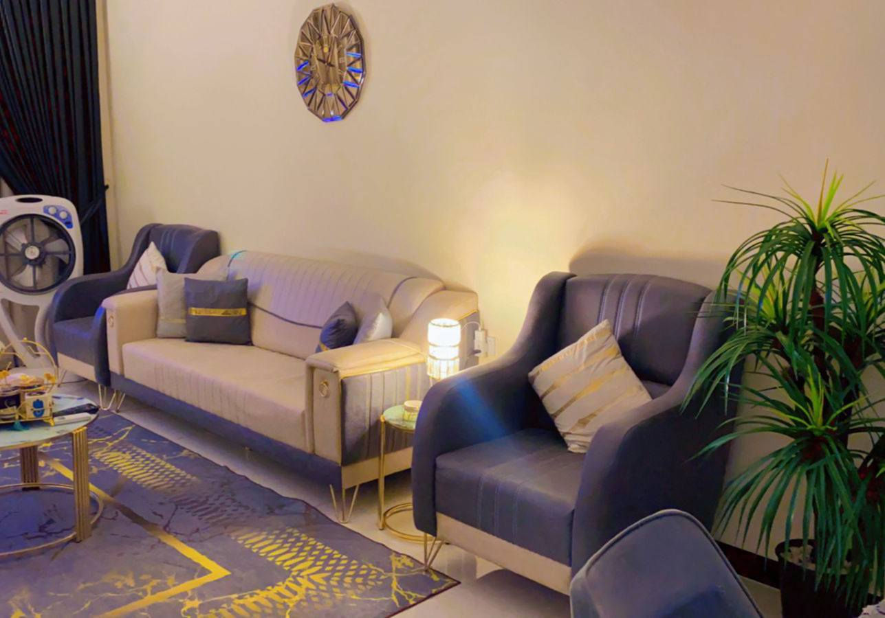 السلام عليكم، 
للبيع للبيع للبيع 
تخم مستخدم 10 مقاعد تصميم تركي 
نظيف جدا فقط رجل ثنائية مكسورة 
السعر 300 الف فقط. 
***********
