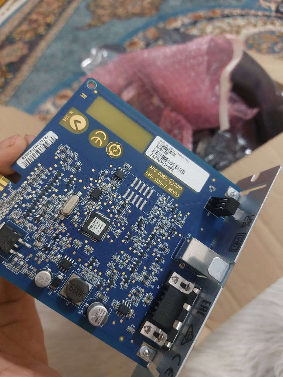 الحل النهائي لمشاكل ربط الـ UPS بالسيرفرات (للخبراء فقط 🛠️)
​
"عندك UPS من موديلات APC الحديثة (SMT, SMX, SURTD) وما جاي يربط وية السيرفرات القديمة أو أنظمة Solaris و Unix؟
​الحل هو بطاقة APC AP9620 Legacy Communication Card. هاي القطعة مو مجرد كارت، هي الجسر اللي يخلي الـ UPS الجديد يفهم لغة الـ Legacy (UPS-Link) حتى يطفي السيرفر بأمان وقت الانقطاع.
​ليش هاي الوجبة لقطة؟
​نظافة وكالة: القطع مفحوصة (QA Pass) بتاريخ 2023 يعني مو مخزونة وميتة.
​كاملة الملحقات: كل كارت وياه الكابل الأصلي مالته (APC Serial Cable)؛ اللي يشتغل بهالمجال يعرف إن الكابل وحده ثروة وصعب يتوفر أصلي.
​أداء مستقر: تدعم منفذ USB ومنفذ Serial بنفس الوقت.


**إذا كنت صاحب هذا الإعلان وتريد حذفه لأي سبب، رجاءا أرسل رسالة إلى الدعم الفني**