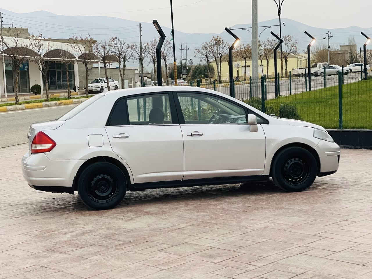 ***********//***********بەناوی خوای گەورە لەسەرئیزنی ئەدمینی بەڕیز ماشاألڵە لەم ماڵەپاکوخاوینە نیسان ڤیرساتیدا بۆفرۆشتن سەیارەکە ساخ ساخە واتەموسوبڕاوەنییە (سعري 43)گەلاویەک مەجالی زۆرکەم قسەی فرۆشتنی ئەکەم مۆدیل2011 بەس دڵنیانیم بۆمۆدئیلی مەکینەگەورەیە زۆر بەهەڵمەتە گیڕتۆماتیک گیڕومەکینە بەشەرت چوارجام کارەبایی بۆیاخیکی زۆرجوان کراوەکامل وەک شوشەیەساردووشخوتی نییە یەک دەعمی خەفیفی هەیە ماباقی هیچی پیوە نییە چوارتایەی جوانی لەسەرە  سەیارەکە زۆر جوانو خاوینە زۆر ماڵی دۆستە پارەی بڕاوەیەکیش نییە ***********//***********
