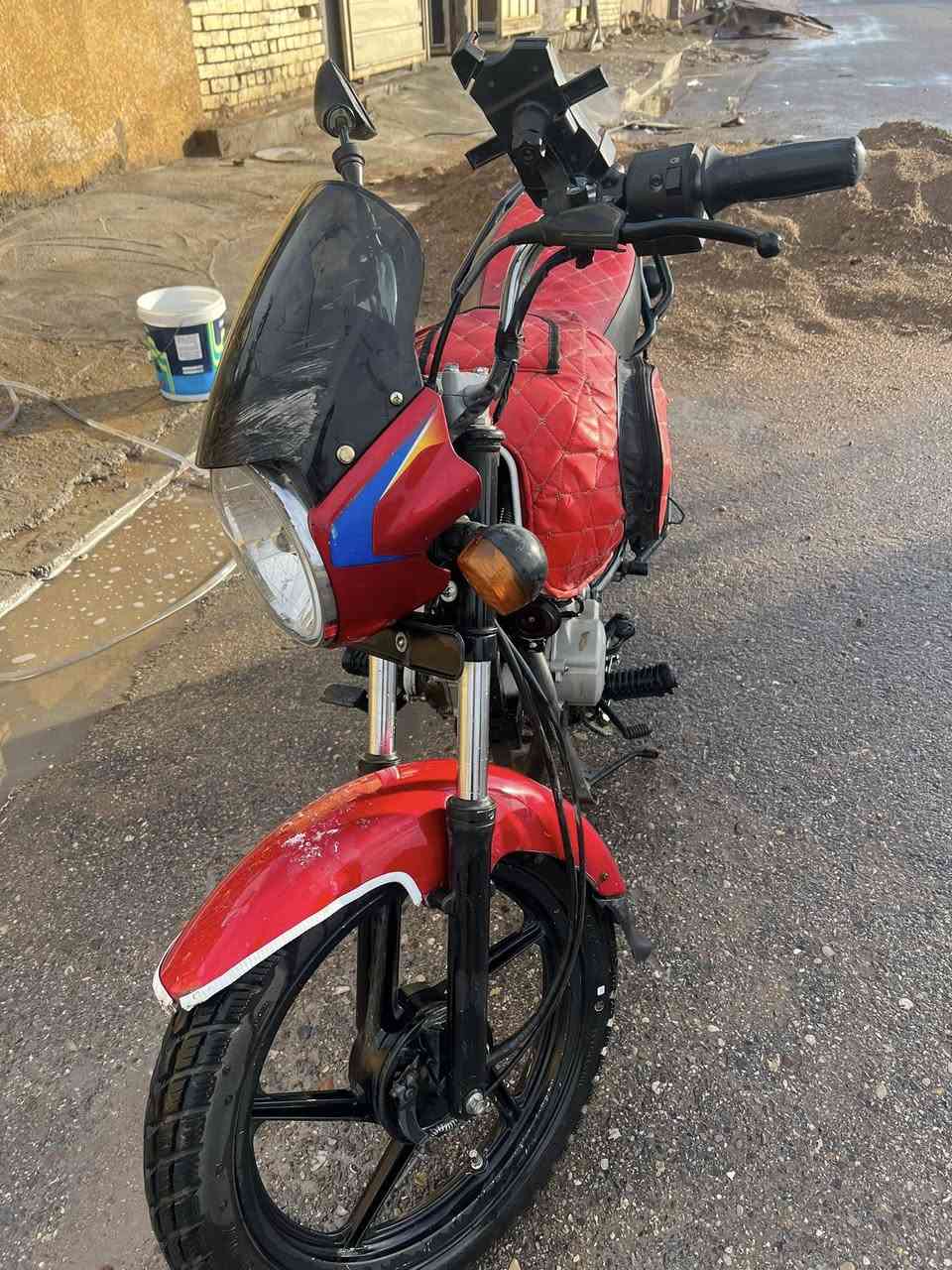 السلام عليكم ورحمة الله وبركاته
دراجة بوكسر احمر 2021 نظيفة مرقم سنوية باسمي تحويل ثاني يوم دراجة نظيفة كهربائيات شغالة كاملة. الدراجة بيها خيط بخار  السعر مليون ونصف وبيها مجال حك الجية. مكانها بغداد جسر ديالى القديم. للاستفسار الاتصال على الرقم ***********
