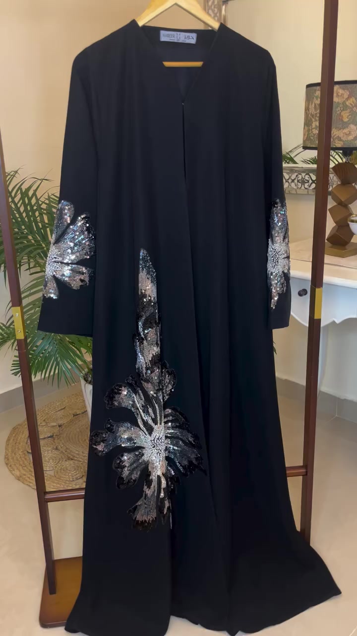عباية سوداء أنيقة بقصّة انسيابية، مزينة بتطريز فضي فاخر على الأكمام وأحد الجوانب يمنحها لمسة راقية وجذابة.
مثالية للمناسبات والسهرات بإطلالة فخمة وهادئة

https://whatsapp.com/channel/0029VbBVlAw545uvAvSmsv05


**إذا كنت صاحب هذا الإعلان وتريد حذفه لأي سبب، رجاءا أرسل رسالة إلى الدعم الفني**