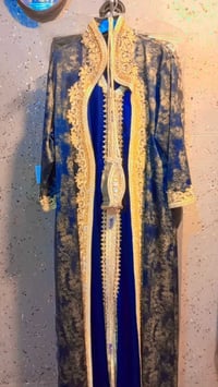 قفطان ٣ قطع • يلبس ٨٠-١٠٠ • مستخدم مرة وحدة