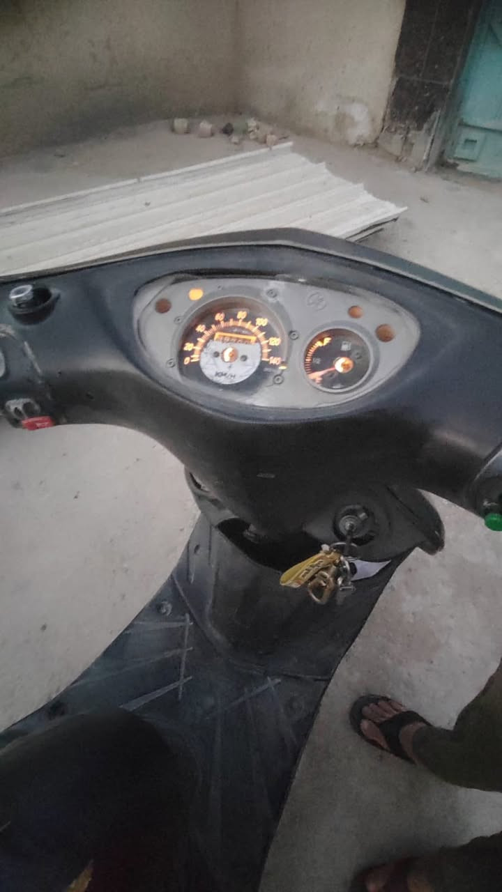 السلام عليكم حبايب كلبي دراجة مكفولة سرعة وشلعته ما تنوصف الله شاهد تجي تشغل وتطلع بس نقصه كشن 
ودشبول السعر 450 وبيه مجال عنواني بغداد الشعله للاتصال
رقمي 👇🏾
0788 132 2104
