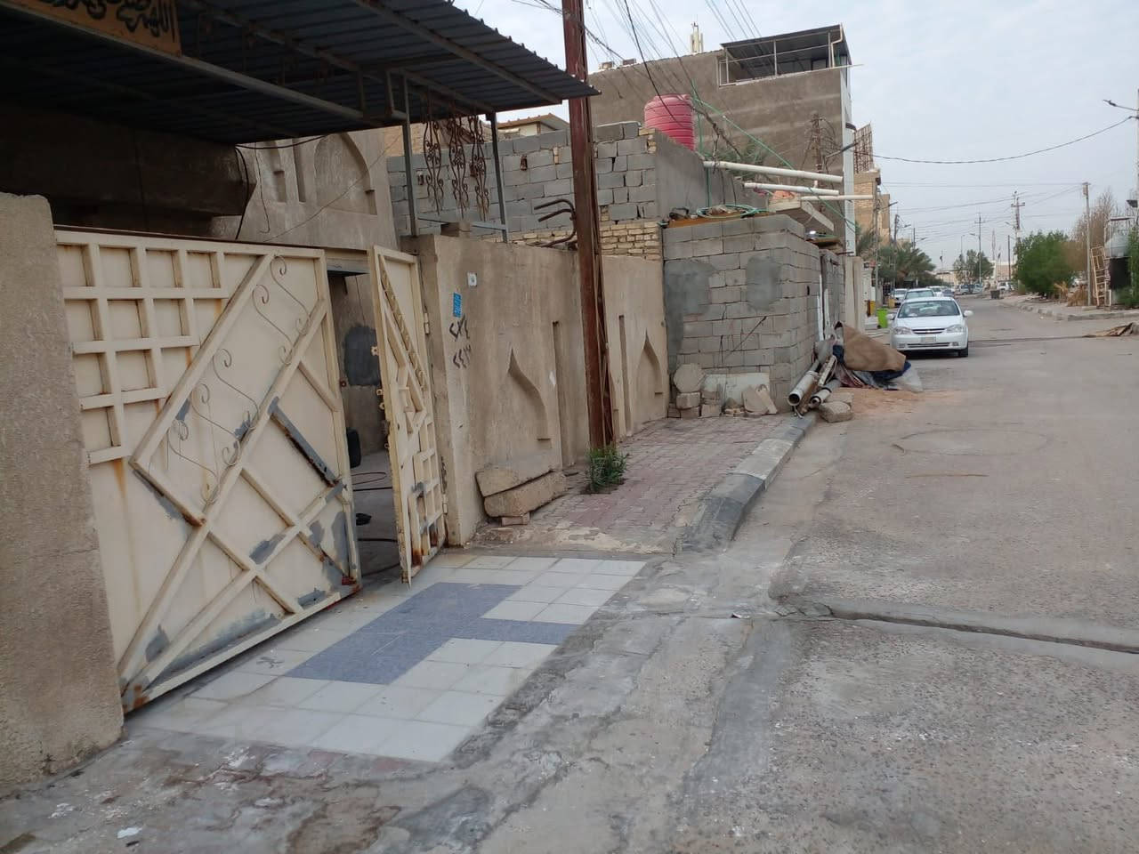 بيت للايجار في الجنينة قرب الشارع التجاري
مساحة البيت 212 متر مربع
-ماطور + تانكي ماء اسالة وتانكي ماء حلو
-مراوح سقفية
طابق واحد و بيتونه كبيرة و مخزن
كراج يتسع سيارة مع سقيفة حديد 
البيت قرب الشارع العام 15 متر مقابل ساحة خدمات 
التواصل على الرقم/ ***********
