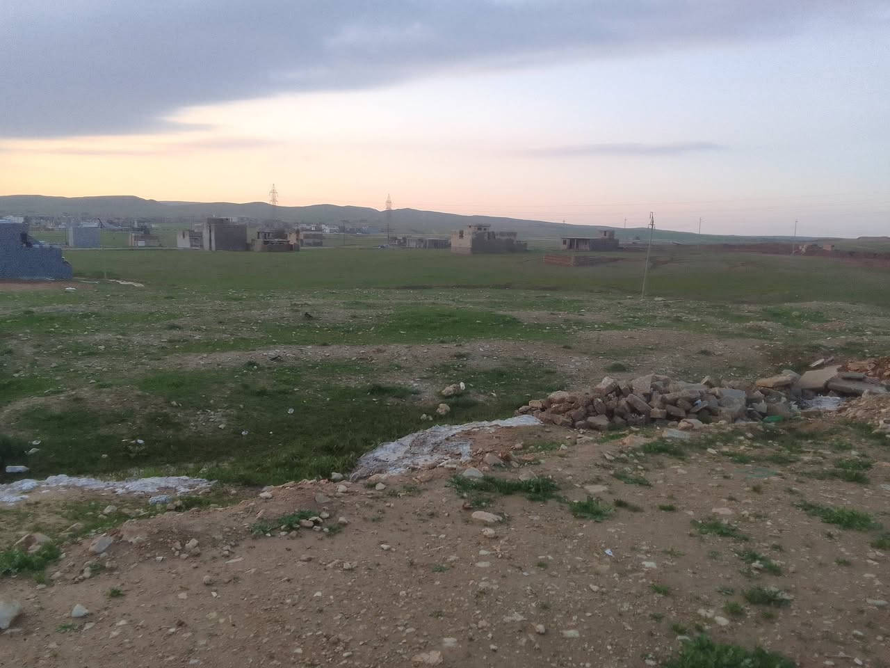 قطعه معروض للبيع مساحه ٢٠٠متر مربع سند طابو شرط تحويل حتا مروس مع سيارة سعر مناسب ***********
