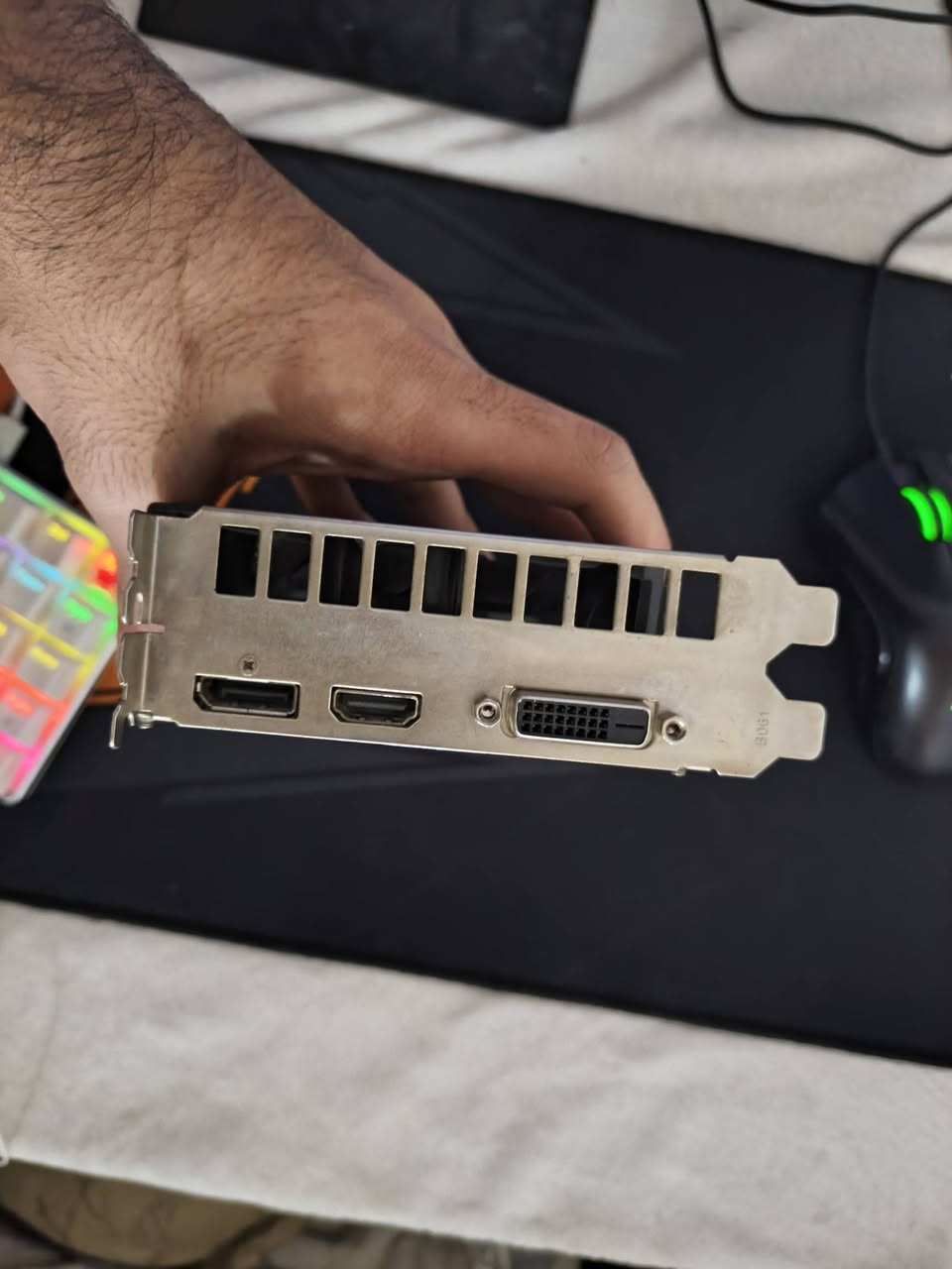 السلام عليكم حبايب
قطع بسيطة للبيع

GTX 1050ti 4g 
حرارته متوصل لل٧٠
سعره٧٥الف

HDD 1t
سعره ٣٠الف

P.S 600w كدامكم البراند وادائه كلش حلو
سعره ٤٠الف

القطع كلها مفحوصة وشغالة ونظيفة فوك متصورون وقبل اسبوع بدلت معجون mx4 للكرت

توصيل موجود جميع المحافظات 
اتصال ***********
ادمن وافق حب🖤

