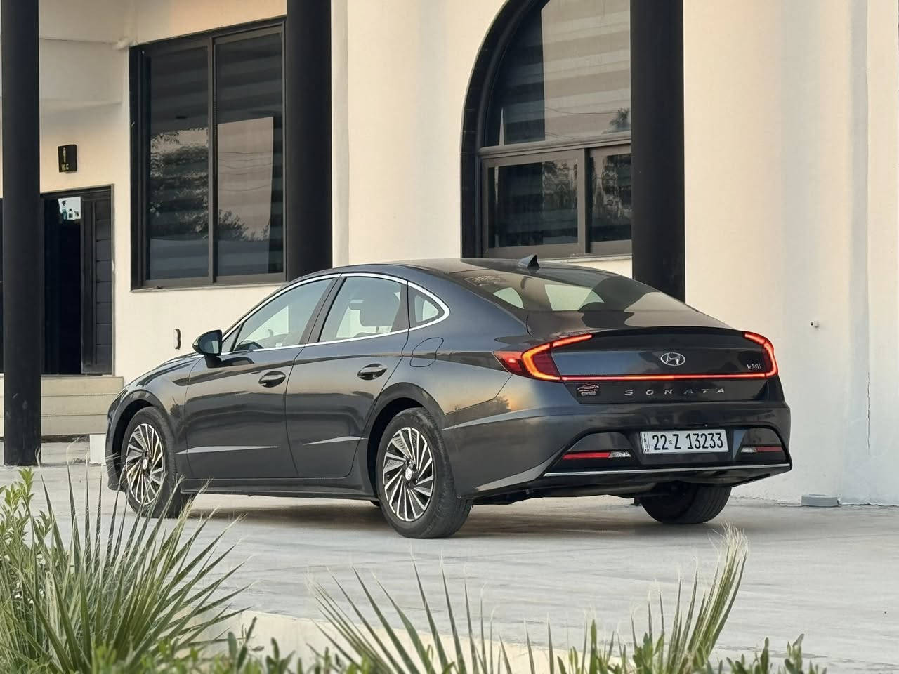 هيونداي سوناتا SEL – هايبرد 2022
📍 رقم اربيل بأسمي 
 • 
 •  بدون صبغ فقط جاملغ تبديل شركة نفس اللون
 • جميع الإيرباكات سليمة ✅

⸻

مواصفات SEL هايبرد

🔋 النظام الهجين:
 • محرك 2.0L هايبرد (بنزين + كهرباء)
 • صرفية وقود اقتصادية جداً  5 لتر لكل 100 كيلومتر
 • شحن ذاتي للبطارية أثناء القيادة

     ￼• بصمة تشغيل + تشغيل عن بعد 
 • بصمة أبواب + دخول ذكي
 • كشنات أمامية كهرباء
 • تدفئة كشنات
 • سايد بريك إلكتروني + Auto Hold
 • تبريد  امامي وخلفي 
 • شحن وايرلس
 • شفتات ستيرن تبترونيك كير بالستيرن
 • 5 أنظمة قيادة
 • فتح الصندوق تلقائياً عند الاقتراب
 • إضاءة داخلية ذكية

             انظمة السلامة الذكية Hyundai SmartSense:
 • مانع تصادم أمامي
 • مانع تصادم مع المشاة
 • نظام المحافظة على المسار
 • تحذير الخروج عن المسار
 • النقطة العمياء + مانع تصادم جانبي
 • رادارات امامية + خلفية + جانبية
 • كروز كنترول ذكي مع التوقف التلقائي
 • قيادة ذاتية
 • نظام قراءة إشارات الطريق
 • تحذير انتباه السائق

 • بصمة تشغيل + تشغيل عن بُعد
 • بصمة أبواب + دخول ذكي
 • كشنات أمامية كهرباء
 • تدفئة كشنات
 • سايد بريك إلكتروني + Auto Hold
 • تبريد قطعتين (Dual Zone)
 • شحن وايرلس
 • شفتات ستيرن
 • 5 أنظمة قيادة
 • فتح الشنطة تلقائياً عند الاقتراب
 • إضاءة داخلية ذكية

⸻

📱 التقنيات والترفيه:
 • شاشة كبيرة
 • كاميرا خلفية
 • شاشة عدادات رقمية
 Bluetooth / Apple CarPlay / Android Auto
 • نظام صوتي عالي الجودة base 🔈 

 • LED لايت + زنون عالي
 • تحكم بارتفاع وقوة الإضاءة
 • إضاءة نهارية وليلية
 • ويل كروم
 • مرايا كهرباء مع إشارات

⸻

💰 السعر: 177
📍 السيارة في اربيل او موصل

 
 ***********
 
 ‏WhatsApp ***********
‏*********** ￼ WhatsApp
