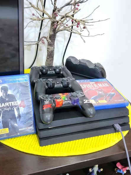 PS4 PRO شباب ريجن ون ون ركز اول مانزل خذته وضامه محتفظ بي ومابي اييي صوت ذره صوت ماكو 
الملحقات/ جوستكات ٣ ثنين اصليات وثالثه تجارية 
واقراص/ gta وسبايدرمان وانشارتد 
تاخذه تترحملي عليه لاحماوه لاصوت متكامل 
مكاني حله ابي غرق للبيع ٣٧٥ وبي مجال بسيط
رقمي ***********
