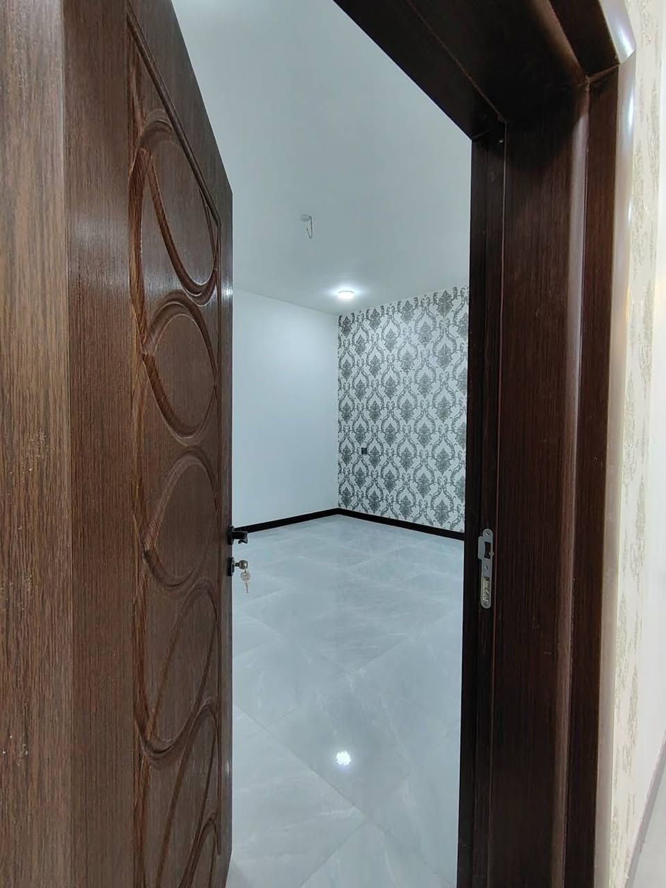 سلام عليكم مستعجل على بيع بيت للبيع عقد زراعي بي قرار محكمة مشمول للتطويب 100 متر واجهة 8 نزال 12.5 شارع المطار القوسي خلف عماد سكر قبل محطه البنزين منطقة حلوه وهادئه قريب الشارع العام بناء درجة أولى شوف العين صار عليه 52 السعر البيع 46 الاستفسار *********** النجف, العراق
