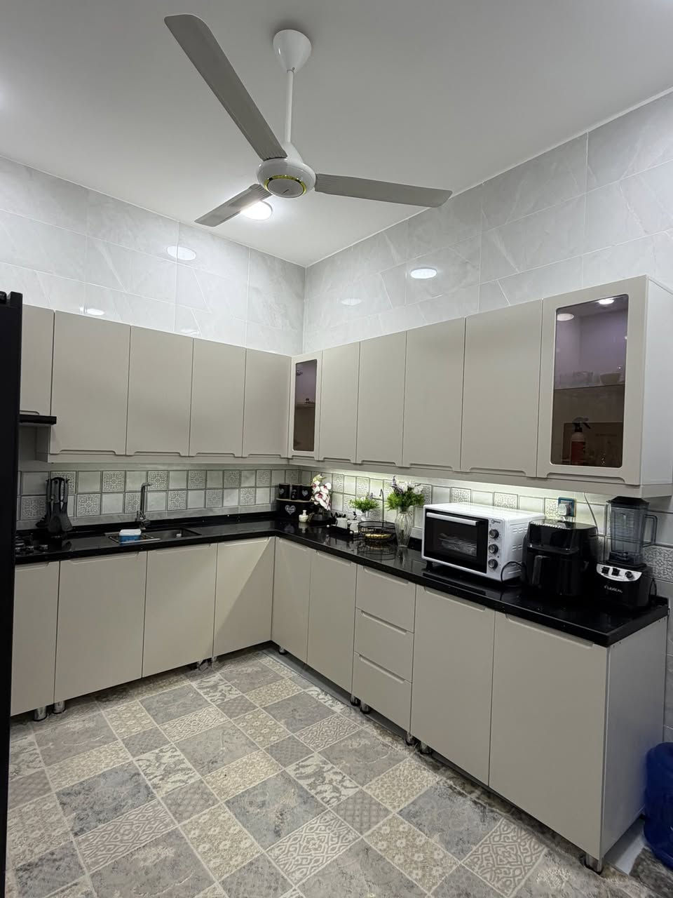 كاونتر للبيع مستخدم ٥ اشهر شغل درجه أولى ثقيل سعر ٢٤٠٠مع طباخ وساحبه مكاني بغداد الكريعات 
الرقم ***********
