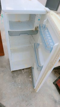 ثلاجة للبيع شغاله شرط التبريد  السعر ٨٠  للاستفسار الاتصال 07811021155