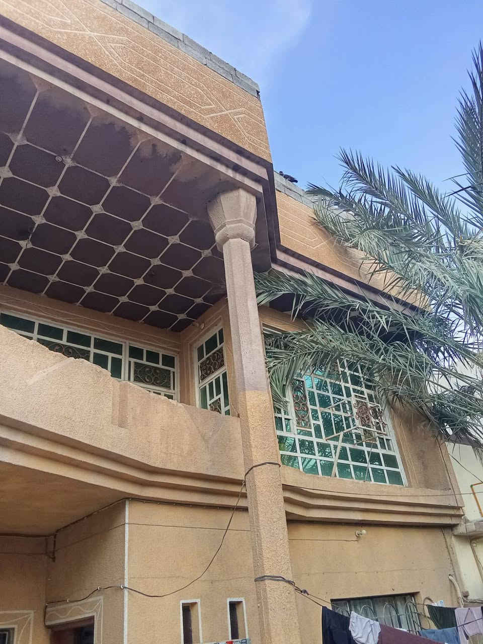 سلام عليكم بيت للبيع 200 متر كاطون الرازي مكتب بيروت طابو صرف بئسمي قريب عل شارع مكتب بيروت طابقين 3 غرف نوم تفاصيل اكثر اتصل على الرقم ***********
