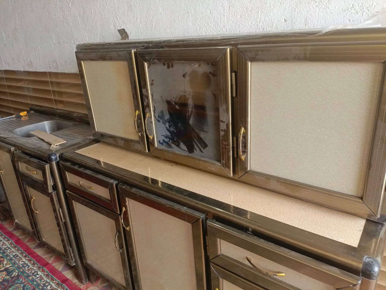 للبيع كاونتر 3قطع قياس مترونص وياها سنك باب موجود سعر 225 وبي مجال
كاونتر قطعتين قياس مترونص سعر 150 وبي مجال للاستفسار اتصل على رقم *********** او ***********
