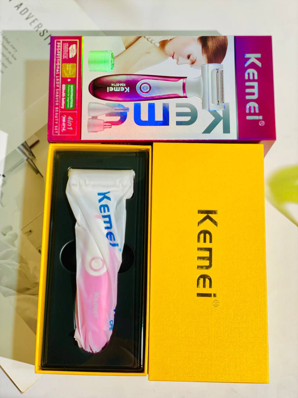 🌸 صالونكِ المتكامل في بيتكِ مع كيمي (Kemei KM-6714)! 🌸
لكل بنت بتدور على النعومة، السرعة، والراحة.. اختصرنا لكِ كل أدوات العناية بجهاز واحد ذكي وعملي جداً! ✨
 الأنيقة باللون الوردي الجذاب، والتي تأتي بوظائف متعددة (4 في 1)  لكل احتياجاتكِ اليومية بكل سهولة وأمان بدون أي ألم.

 1.رأس حلاقة وتحديد الحواجب: يأتي مع مشط لتشذيب وتنسيق الحواجب بدقة عالية للحصول على رسمة مثالية.
 2.رأس مخصص للأماكن الدقيقة: لتنظيف وإزالة الشعر الزائد من الأنف والأذن بكل أمان وسلاسة.
 3.رأس الحلاقة الدائري الصغير: مثالي لشعر الوجه والمناطق الحساسة، يمنحكِ ملمساً ناعماً كالحرير دون تسبب في أي تهيج للبشرة.
 4.كابل شحن USB: لشحن سريع وعملي في أي مكان (يمكنكِ شحنها من اللابتوب، الباور بانك، أو شاحن الهاتف).
 فرشاة تنظيف صغيرة: للحفاظ على نظافة الرؤوس والجهاز بعد كل استخدام لضمان النظافة الشخصية.

السعر 25 الف


**إذا كنت صاحب هذا الإعلان وتريد حذفه لأي سبب، رجاءا أرسل رسالة إلى الدعم الفني**