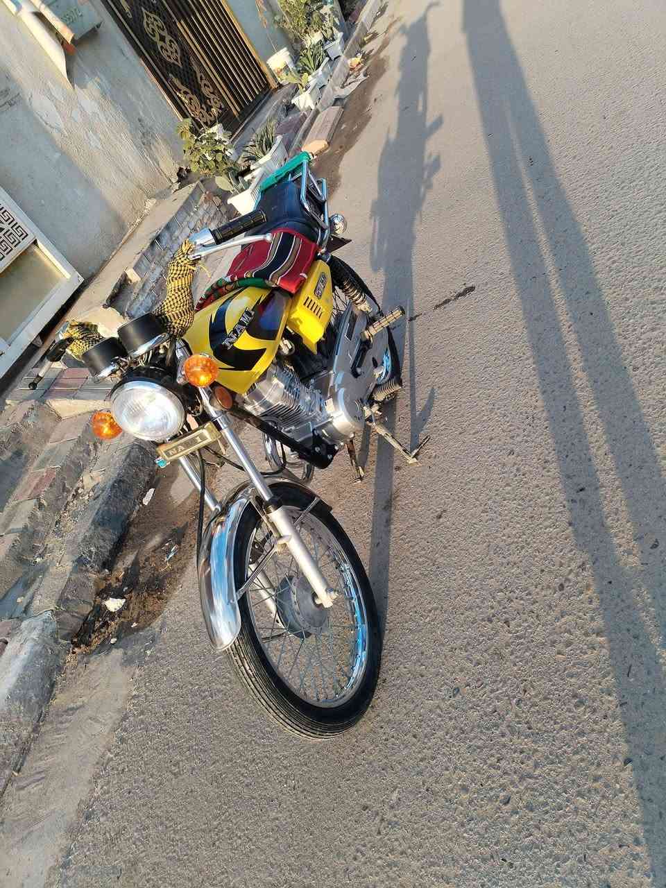 سلام عليكم دراجه للبيع اوراق اصولي شاصي 17 ولغراض كلها 25 مكينه ارابيدو  صالها شهرين مشدوده ما مفتوحه غير بس تفيلس اوراق كامله احمد شهاب رايدها مليون بيها مجال***********
