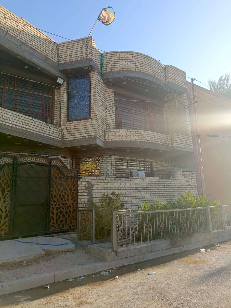 🏡 بيت راقي للبيع في بغداد / المحمودية – حي الشهداء 🏡
✨ فرصة حلوة لعائلة تدور بيت واسع ومرتب، موقع هادئ ونظيف، تصميم عصري ومريح!

🔹 المساحة: 137.5 متر بالسند
🔹 الواجهة: 10 متر
🔹 يتكون من طابقين + سطح

🔸 الطابق الأول:
– صالون استقبال (صالح الخطّار) أنيق ومرتب
– هول داخلي واسع بيه محور درج ومكان تلفزيون
– مطبخ نظيف
– غرفة نوم
– حمامين (واحد داخلي وواحد خارجي)

🔸 الطابق الثاني:
– 3 غرف نوم
– محور (هول علوي صغير)
– حمّام

🔸 السطح:
– بيتونة + 3 خزانات مي + مطر ساعد ونازل
– كهرباء 3 فيز

💰 السعر: 140,000,000 مليون دينار عراقي (قابل للتفاوض)
📞 للتواصل ,(***********)]
