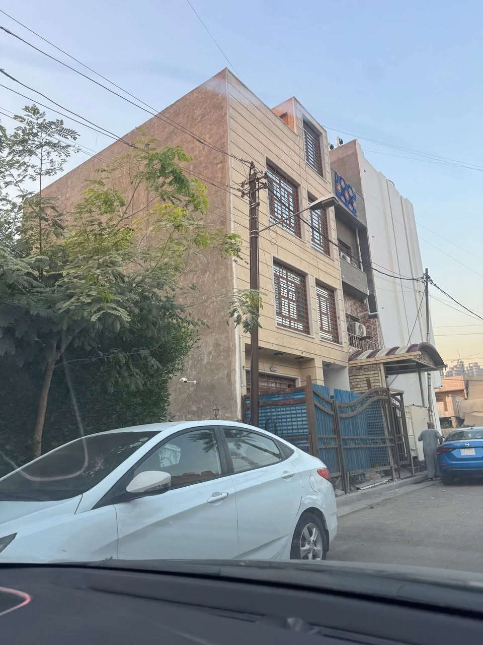 السلام عليكم
مشتمل مكون من شقق 3 
مساحة 70 متر واجها 7 متر 
عرض الشارع 10 متر موقع مميز وشبه تجاري 
مؤجرا كل الشقق واردها الشهري 2مليون 
بناء 2017 مكانها المنصور قرب الجوازات 
للستفسار ***********
