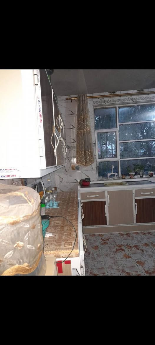 السلام عليكم
بيت طابو زراعي سند ٢٥... مساحة ٢٥٠... واجهة ٩ ونص ونزال ٢٥
يتكون من استقبال ومطبخ وصالة وغرفتين ومخزن وحمام عدا مساحة الترك الي بيه والحديقة وكراج للسيارة 

العنوان: المدائن - بسماية قرب مجمع الإحسان... السعر ٦٥ وبيه مجال

رقم الموبايل: ***********
                        ***********
