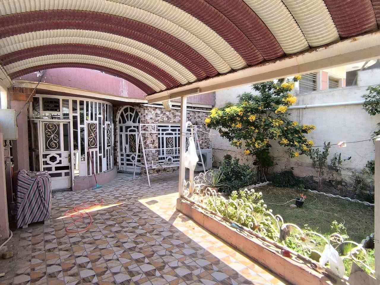 حله حي المهندسين  بفرع مجمع الامين الطبي  قريب كلش  على شارع المهندسين 
بيت مساحته 168 يحتوي على 3 غرف
 غرفه في الطابق الارضي
 وغرفتان في الطابق الاول  واحد الغرف في الطابق الاول تكون سويت كامل يعني تحتوي على صحيات كامله 
ويحتوي على استقبال ومطبخ في الطابق الاسفل وصحيات وهول 
وفي الخارج الحديقه يحتوي على طارمه كبيره وصحيات وحديقه 
للاستفسار اكثر الاتصال على الرقم 
‏‪***********‬‏
