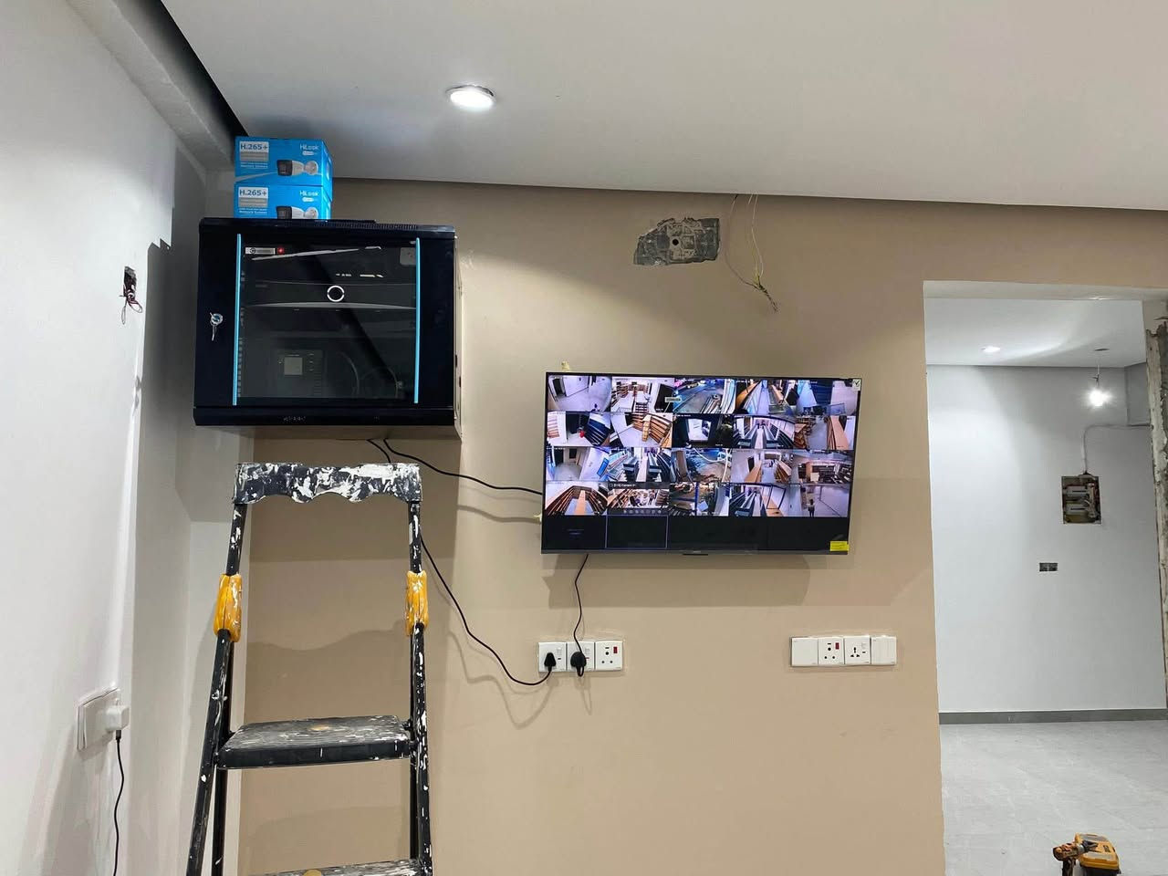 نوفر بيع وتنصيب وصيانة جميع أنواع كاميرات المراقبة بأحدث التقنيات
تنصيب احترافي داخل وخارج المنازل، المحلات، الشركات، المخازن والمجمعات
برمجة DVR / NVR وربط الكاميرات على الموبايل ومتابعة مباشرة من أي مكان
صيانة ومعالجة جميع الأعطال، تبديل عدسات، أسلاك، هاردات وضبط الإعدادات

نتعامل مع أشهر البراندات العالمية:
Dahua – Hikvision – Uniview – EZVIZ – TP-Link – IMOU – Samsung – Panasonic
وغيرها من البراندات المعروفة

🔧 جودة عالية
💰 أسعار مناسبة
⏱️ سرعة في الإنجاز
🔒 أمان وموثوقية
 للئستفسار 
وتساب ***********
اتصال ***********
