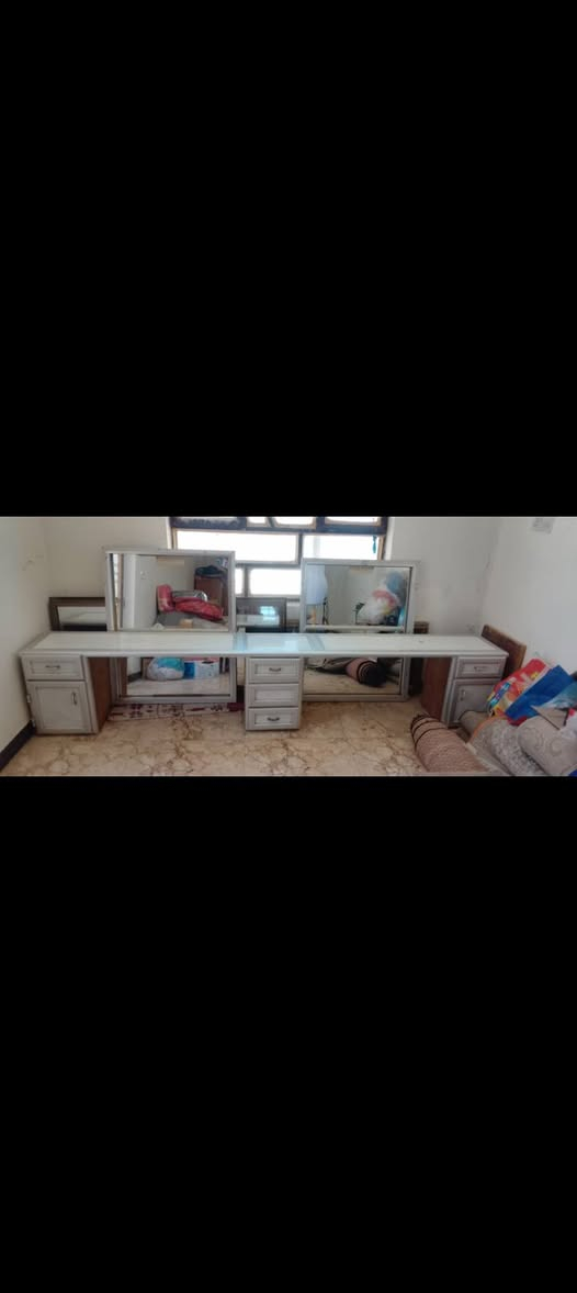 السلام عليكم * للبيع محل حلاقه تجهيزات فقط * ميز تواليت  طويل كومدي مجرات  مع المري + كراسي فخمه عدد 2 وقطع مري كبيره اطار المنيوم عدد 2 مع مكائن جديده  ومشوط ومقصات  كبل تفتح  * السعر  ( 500 الف)  علما اني ماخذن بوقتهه ب مليون بدون مكائن وباقي النواعم ** الدوره البوعيثه / هاتف (***********)
