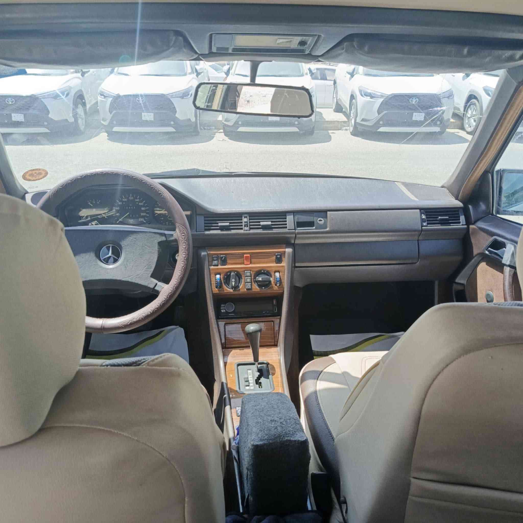 السلام عليكم 
سياره لبيع دب حجم230
موديل1989
مصبوغه جماليه مكفوله من الضرر
السياره كلها بلادي كير ومحرك 
كلشي بيها شغال
سياره بسمي 
لتواصل ع الرقم
***********
