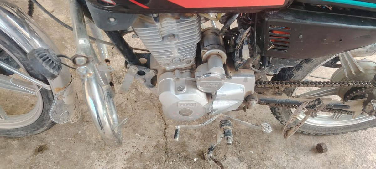 السلام عليكم موطور سافان موديل2020 للبيع السعر 375وبيه مجال شي قليل موطور شرط كله شغال محرك ما مفتوحل للأستفسار*********** والمو شراي 
لا يدك
