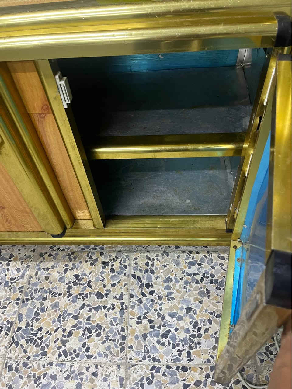 كاونتر مستعمل نظيف جداً مترين معلق عالي وسنك النجف الكوفة البراكية *********** النجف, العراق

