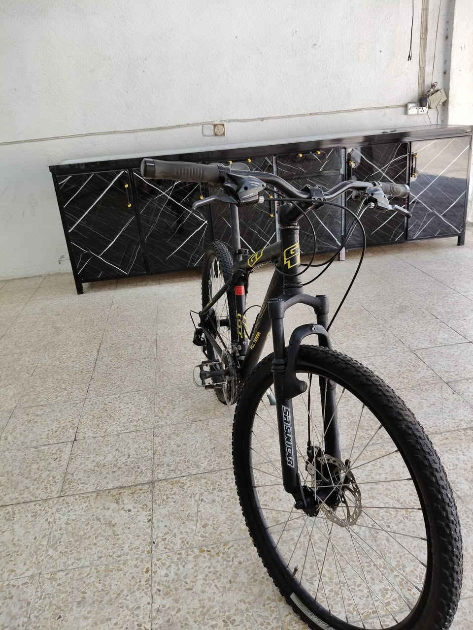 السلام عليكم اخوان دراجه ماركه 
GT Outpost
تتميز بمكونات مجموعة شيمانو (Shimano) 
تمتتاز بدبل امامي من ماركهSR Suntour  
مزوده بفرامل  قرصيه Disc brakes) 
بدالات شيمانو دفع وسحب 
النمرات 8خلفي و3 امامي 
تايرات كتان مختمه الدراجه مقعد GT
ستيران 75 مريح بلسياقه الدراجه المنيوم 
اللون اسود والسعر 225 وبي مجال 
الشراي يخابر أو خاص ***********
العنوان موصل نبي شيت يوجد توصيل
