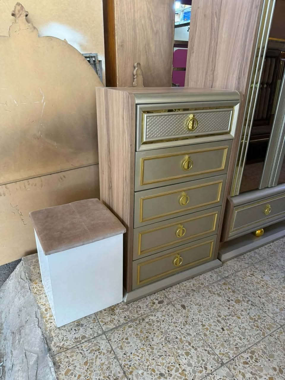 ✨ *غرفة تركي 🇹🇷 أصلي - 11 قطعة* ✨
صبغ حراري فاخر

*المواصفات:*
- نظام أبواب بروفايل فاخر هايدروليك 🚪
- سرير مخزن + جك  🛏️
- ضهر بلوك
- جام برونزي
- قماش وتربروف أصلي
- نظافة 99/💯

💰 *السعر:* مليون 800  
🚚 شد ونقل مجاني داخل بغداد  
📦 توصيل للمحافظات بأسعار رمزية


**إذا كنت صاحب هذا الإعلان وتريد حذفه لأي سبب، رجاءا أرسل رسالة إلى الدعم الفني**