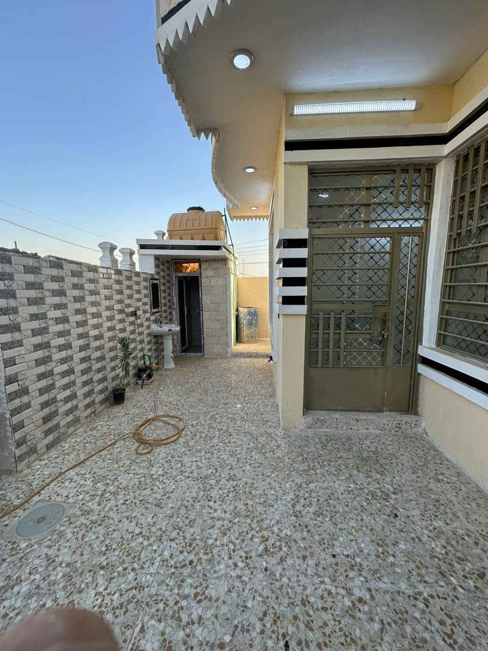 بيت للبيع زراعي مساحة 190 بناء حديث ما نازل بي احد يتكون من غرفتين وصالة كبيرة ومطبخ وستقبال وصحيات داخلية وخارجية ومنور مع ترك على طول البيت مكان البيت منطقة لإصلاح قريب على جزيرة بغداد السياحية 10 دقايق.
متوفر خدمات ماء وكهرباء وتبليط قريب 
رقمي ***********
