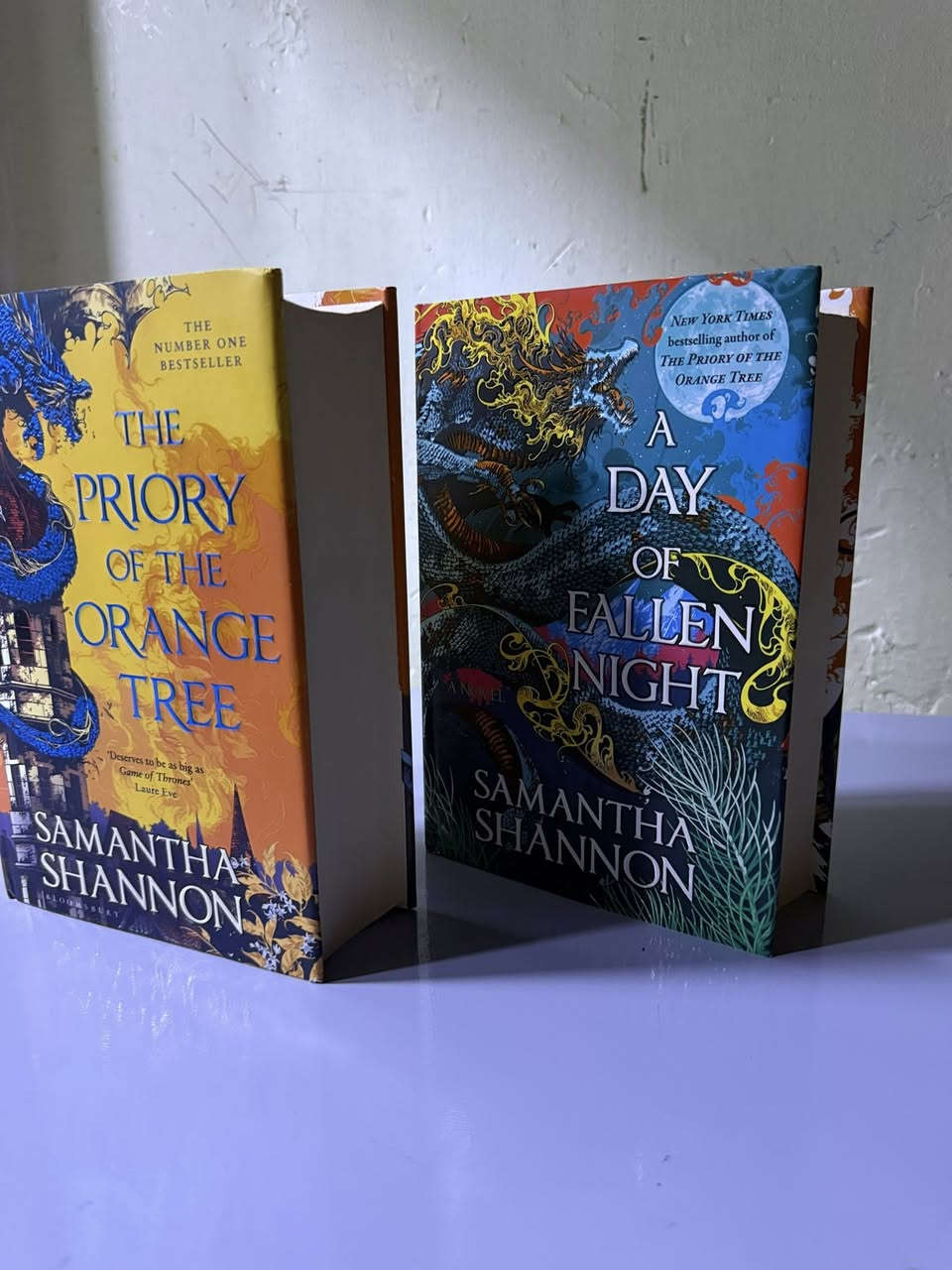 معروض للبيع
 the priory of the orange tree
A day of fallen night

نسخ اصليه غير مستعمله السعر للكتابين 35 الف 

The Priory of the Orange Tree هي رواية فانتازيا ملحمية ضخمة للكاتبة Samantha Shannon، صدرت عام 2019، وتُعد من أشهر أعمال الفانتازيا الحديثة.

الفكرة العامة (بدون حرق)

تدور الأحداث في عالم خيالي منقسم بين ممالك وثقافات مختلفة، يعيش تحت تهديد تنين قديم ومرعب يُعرف باسم The Nameless One. بينما تقترب نبوءة قديمة من التحقق، تجد شخصيات من أنحاء العالم نفسها متورطة في صراع قد يحدد مصير البشري.
A day of fallen night

A Day of Fallen Night هي الرواية الثانية في عالم Roots of Chaos للكاتبة Samantha Shannon، لكنها تحدث قبل أحداث The Priory of the Orange Tree بحوالي 500 سنة. صدرت عام 2023 وتُعد رواية مستقلة يمكن قراءتها دون معرفة مسبقة بالعالم، رغم أن معظم القراء يفضلون البدء بـ The Priory of the Orange Tree.  

بدون حرق

تدور القصة في فترة يُعتقد فيها أن خطر التنانين الشريرة قد انتهى منذ زمن طويل، لكن علامات قديمة تبدأ بالظهور من جديد. الرواية تتبع عدة شخصيات رئيسية من مناطق مختلفة من العالم.


**إذا كنت صاحب هذا الإعلان وتريد حذفه لأي سبب، رجاءا أرسل رسالة إلى الدعم الفني**