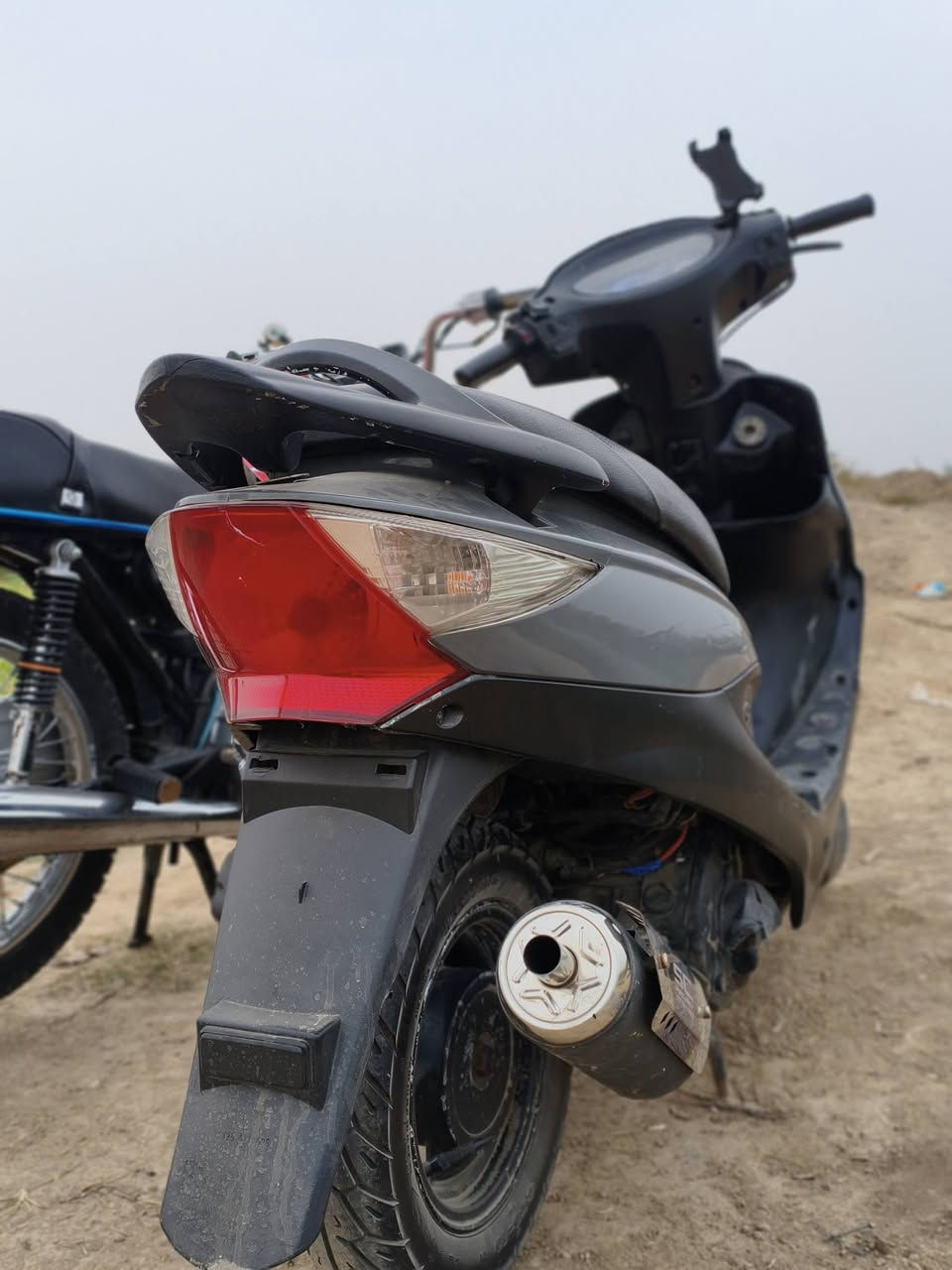 السلام عليكم
دراجه كامكو v2 اوراق 

. دراجه مفتوحه مره وحده دراجه نضيفه مابيه اي نقيصه اجويتر نضيف 
. بيه صالنصه رياضي دراجه خير من الله خدميه كامله مابيه اي نقص من 

. كهربائيات من كلش زوج تايرات جديد ستوني شاده ما ماشيه هواي 
من البيت للشغل 

العنوان: ميسان المجر الكبير 

سعر 550 وبيه مجال حك جيه موشراي لايتعبني رجاءً

للستفسار اتصال او واتساب 

اتصال: ***********

واتساب: ***********
