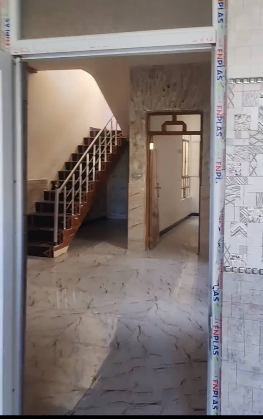 # 🏠 بيت للبيع في الفلوجة - حي الشهداء (عن طريق المصرف العقاري)
**الموقع:**
الفلوجة - حي الشهداء، المنطقة 16 (قرب جامع السلام). موقع متميز وقريب من الخدمات.
**تفاصيل العقار:**
 * **التصميم:** طابق ونصف.
 * **البناء:** طابوق، نظيف جداً ومُرتب وبحالة ممتازة (جاهز للسكن).
 * **التقسيم الداخلي:** غرفتين نوم + استقبال + صالة + مطبخ + حمامات.
### 💰 التفاصيل المالية (المصرف العقاري):
 * **المقدمة المطلوبة:** 39 مليون دينار عراقي (وبيها مجال للشراي الجاد).
 * **القسط الشهري:** 438,000 دينار عراقي فقط.
 * **السعر الكلي:** 129 مليون دينار عراقي.
📞 **للاستفسار أو المعاينة:**
[***********]
