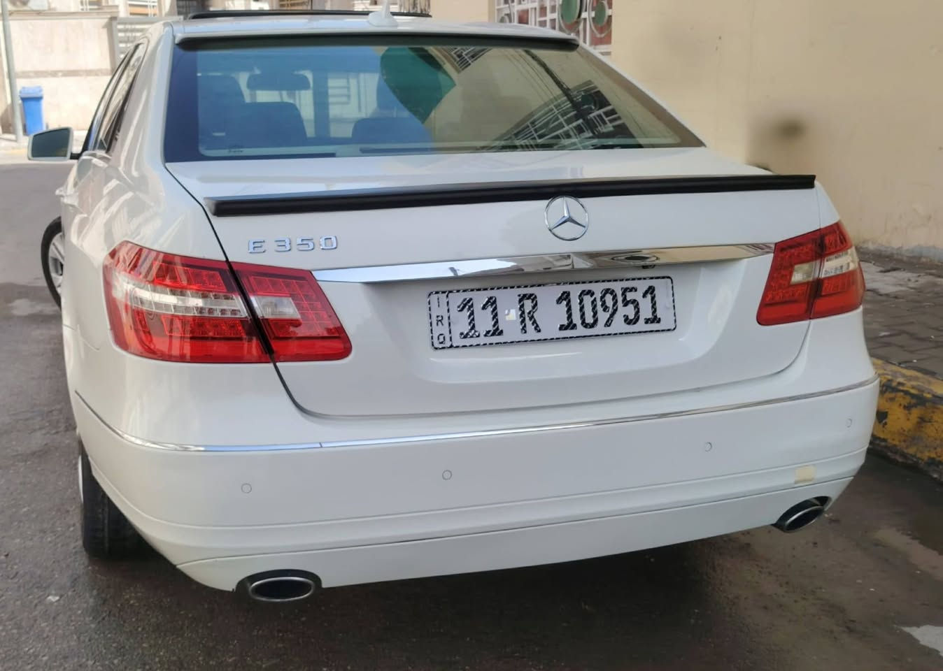مرسيدس بنز E350 موديل 2011 – وارد أمريكي 🇺🇸

أداء قوي وناعم
 ناقل الحركة:
أوتوماتيك 7 سرعات (7G-Tronic)
 الدفع: خلفي
 اللون الخارجي: أبيض
 اللون الداخلي: بيج (جلد)
✅ المواصفات:
فتحة سقف 
مقاعد جلد كهرباء مع ذاكرة
تحكم كهربائي بالمقاعد
شاشة وسطية مع نظام معلومات
نظام صوتي أصلي
تحكم بالمقود (Multi-Function Steering Wheel)
إضاءة نهارية LED
مرايا كهربائية قابلة للطي
تحكم بالمناخ أوتوماتيك (ثنائي المناطق)
ABS – ESP – Airbags
مثبت سرعة (Cruise Control)
🛠️ الحالة:
السيارة نظيفة جدًا
المحرك الكبير بحالة ممتازة
مكيف بارد
لا تحتاج مصروف
📍 الموقع: (بابل)
💰 السعر:(165$)
📞 للتواصل: (*********** )
