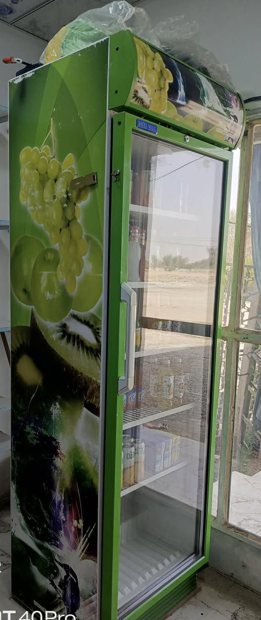 ثلاجة عارضة للبيع فول نظافة ***********
