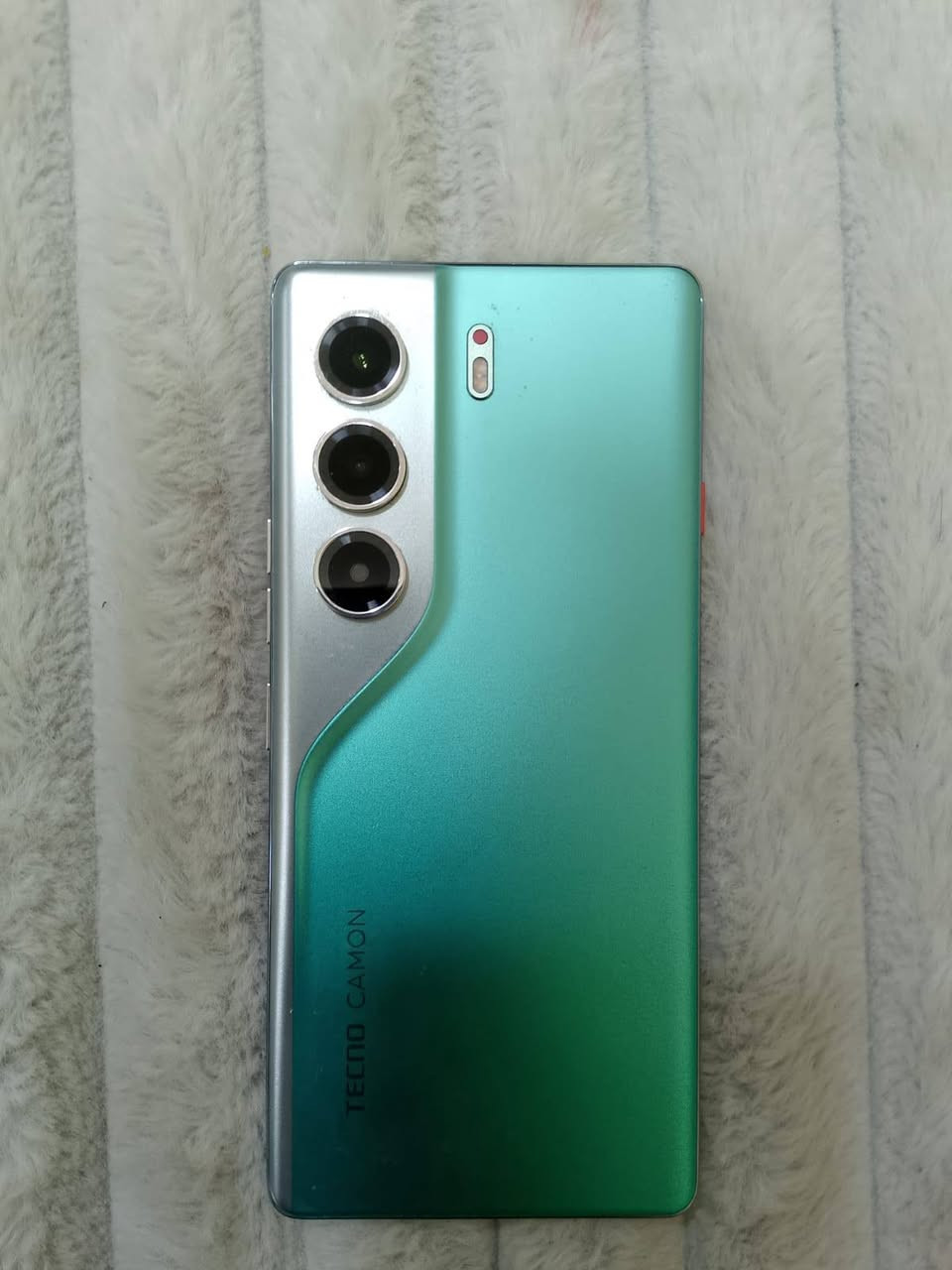 TECNO CAMON 40 Pr الذاكرة 256 والسعر وكل ملاحقاته وياه سعره 350وبي مجال العنوان بغداد زعفرانيه رقم الهاتف ***********
