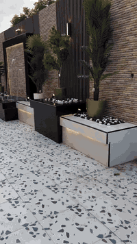 تصميم يجمع بين الخشب الطبيعي واللون الأسود العصري لمسة فنية تضيف الفخا...