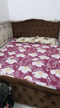 سرير نفرين للبيع نضيف استعمال قليل ٢٠٠ الف وبيها مجال  للستفسار: 07752...