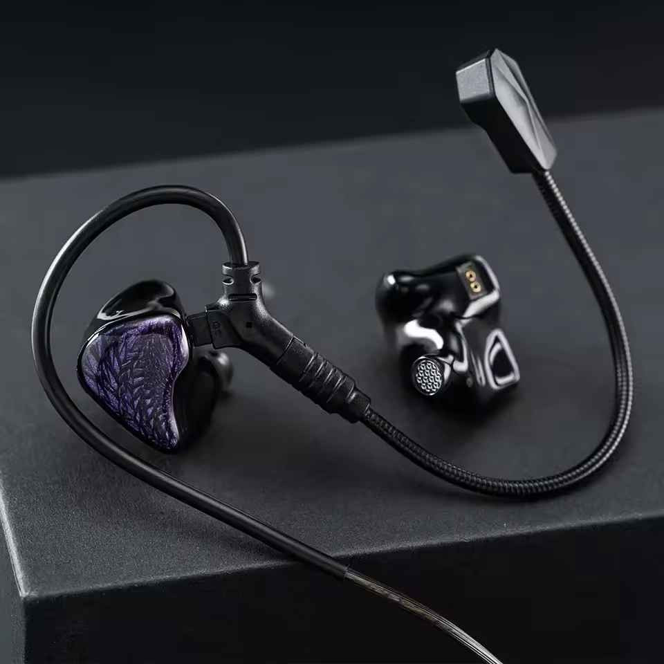 هذه السماعة هي سماعة داخل الأذن سلكية احترافية من فئة (IEM - In-Ear Monitor).أهم مواصفات هذا النوع:نوع المشغل: تحتوي على مشغل ديناميكي واحد بمقاس 10 ملم مصنع من بوليمر الكريستال السائل (LCP) لتقديم صوت عالي الدقة (Hi-Fi).التوصيل: سماعة سلكية تعتمد على كابل قابل للفصل والتبديل بمنفذ مسمار 2-Pin مقاس 0.78 ملم.التصميم والهيكل: الهيكل الخارجي مصنوع بتقنية الطباعة ثلاثية الأبعاد من مادة الراتنج (Resin) ليوفر عزل صوتي ممتص للضوضاء بشكل طبيعي. بغداد, العراق


**إذا كنت صاحب هذا الإعلان وتريد حذفه لأي سبب، رجاءا أرسل رسالة إلى الدعم الفني**