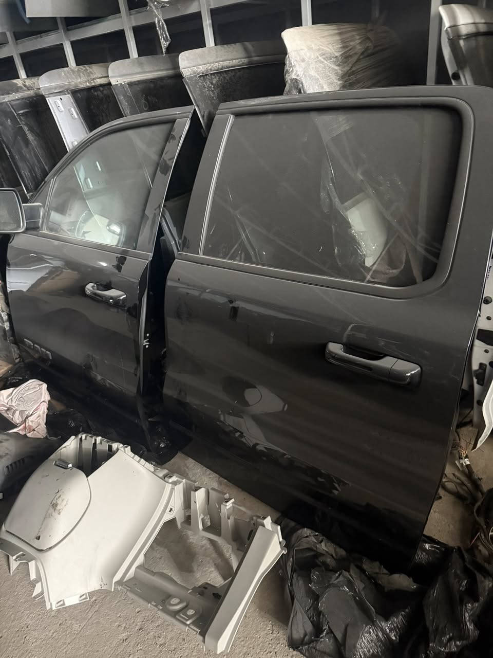 بوب رام موديل من2023 الى موديل 2025 لون اسود للتواصل.                        ***********
***********
