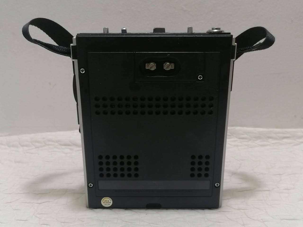 هذا الجهاز هو راديو عتيق (Vintage) من إنتاج شركة سوني (Sony)، ويُعرف باسم Captain 55 (أو الموديل ICF-5500M). (4 بطاريات وسط بقوة 1.5 فولت من نوع AA). إليك أهم التفاصيل حول هذا الجهاز:
النوع: جهاز استقبال متعدد الموجات (World Receiver).
الموجات المدعومة: يدعم 4 موجات وهي FM وMW وSW وMarine Band.
تاريخ الإنتاج: صُنع في اليابان في أوائل السبعينيات، تحديداً حوالي عام 1972 أو 1973.
المميزات:
يتميز بتصميم قوي وكلاسيكي مع حزام للحمل.
يحتوي على مؤشر (VU Meter) لقياس قوة الإشارة وحالة البطارية.
مزود بمفاتيح للتحكم في طبقات الصوت (Bass & Treble) وإضاءة للمؤشرات. 
يعتبر هذا الراديو اليوم قطعة نادرة يبحث عنها هواة جمع الأجهزة القديمة (Antiques) نظراً لجودة صناعته ونقاء صوته. 
العنوان بغداد - البياع موجود ***********‪ واتساب
