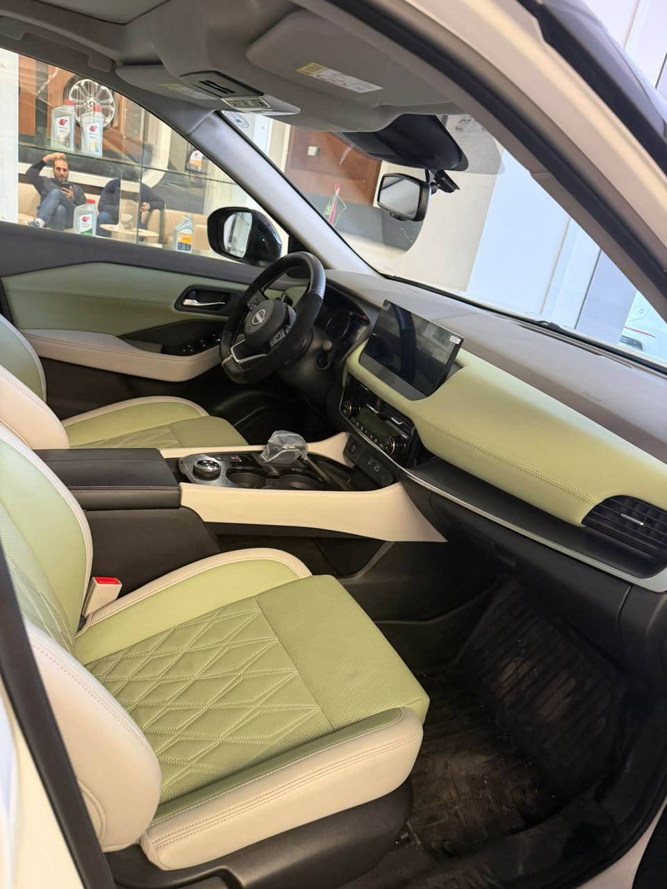 للبيع Nissan X‑Trail موديل 2025
ماشية 3000 كم فقط
لون أبيض مع سقف أسود + داخلية مميزة لون أخضر فاتح وبيج مثل الصور

المواصفات والمميزات:

* محرك 2.5 
* جير CVT ناعم واقتصادي
* تشغيل بصمة
* شاشة وسطية كبيرة
* Apple CarPlay + Android Auto
* كاميرات وحساسات
* إضاءة LED أمامية وخلفية
* مقاعد جلد
* تحكم بالدركسون
* مثبت سرعة
* تبريد ممتاز ومساحة واسعة
* تصميم جديد وفخم جداً
*سبع ركاب 
* صرفية جيدة مقارنة بالحجم
* سيارة عائلية مريحة وعزلها هادئ
*

من المعروف عن الـ X-Trail الجديدة:

* ثبات وراحة ممتازة بالسفر
* مساحة داخلية واسعة وصف ثالث 
* نظام أمان جيد جداً
* مناسبة للمدينة والسفر والاستخدام اليومي  
السياره كلين تايتل من الشخط والصبغ والتعديل السياره زيرو حالت الشركة 
بيع مستعجل ￼
للتواصل 

+964 751 634 0086

‪+964 774 908 9046‬


**إذا كنت صاحب هذا الإعلان وتريد حذفه لأي سبب، رجاءا أرسل رسالة إلى الدعم الفني**