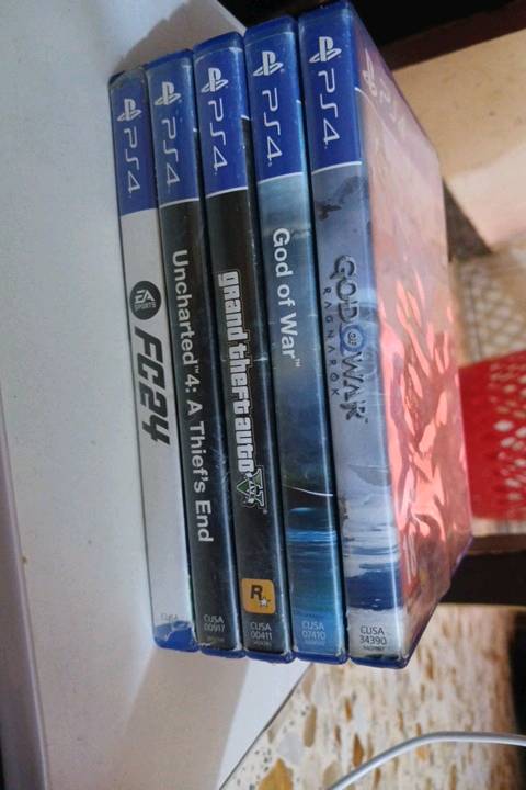 للبيع بلي فور فات مستعمل الذاكره 500 كيكا ويا كامل ملحقاته ويجي ويا يده و خمس اقراص Uncharted 4
god of war ragnarok 
 ويا الجهاز بيس 26 بداخل الجهاز بيها حساب قوي ريته 3214 البلي للبيع او للمراوس ببلي فور مهكر للإستفسار علا الواتساب ***********