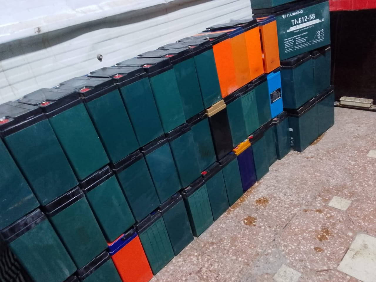 السلام عليكم مثل ما عودتكم جبتلكم بطاريات مستعمله اخو جديد وجبه جديده اخو جديد انواع عندي متوفره  اتصل ع رقم *********** او ادخل خاص مكاني بغداد
