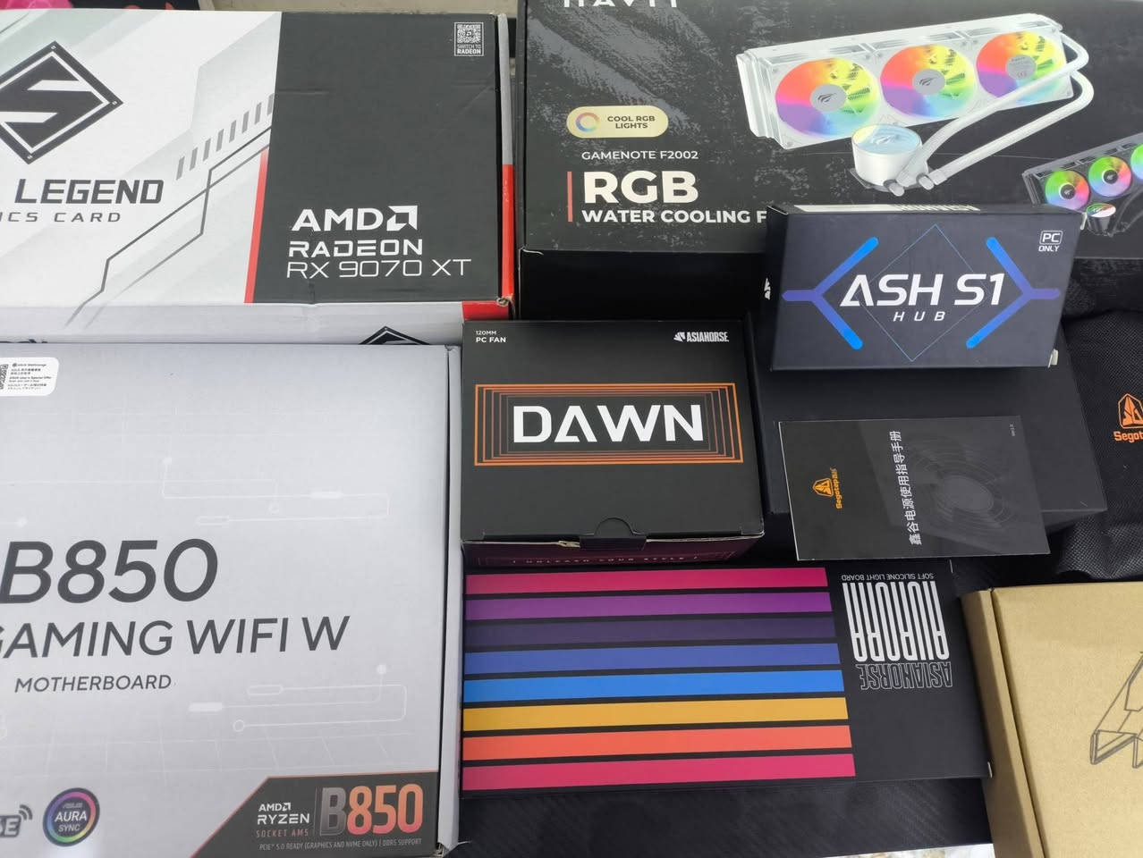 سلام عليكم تجميعة فئة عليا جديدة للبيع مستخدمة شهر، المواصفات
المعالج Ryzen 7 7800X3D
كرت الشاشة RX 9070XT Steel Legend
الرامات DDR5 32GB 16×2
التخزين M.2 NVME 1TB بسرعة 7400
المزربورد Asus B850 MAX
مبرد مائي ثلاثي Havit F2002
مزود طاقة 850w 80plus gold من سيغوتيب
الكيس من Havit زجاجي وميش وخاماته فخمة وبيه تسع مراوح
شاشة 2K 200HZ بحجم 27 وتدعم مليار لون 10bit

UPS Online 1KV

وياها ميز وكيبورد ميكانيكي عربي انكليزي ويدة تحكم احترافية من ريدماجيك CyberGamepad وماوس Redragon 918 Pro وماوس باد انمي من نفس الشركة والشكل بابعاد 90×40 ومضادة للسوائل، كلشي كامل ولا قطعة تنقصك وكل الغراض والتجميعة مية بالمية نظافة، 
تجميعة High end 4K high refresh rate
كل كراتين القطع موجودة، وبيها ضمان شخصي شهر كامل

سعر التجميعة وكل القطع الاضافية 3 ملايين ونص
مكاني بغداد وتجي بنفسك لبيتي تفحصها وتتأكد قبل ماتاخذها
وهذا رقمي للتواصل موجود واتساب وتليغرام همين ***********
