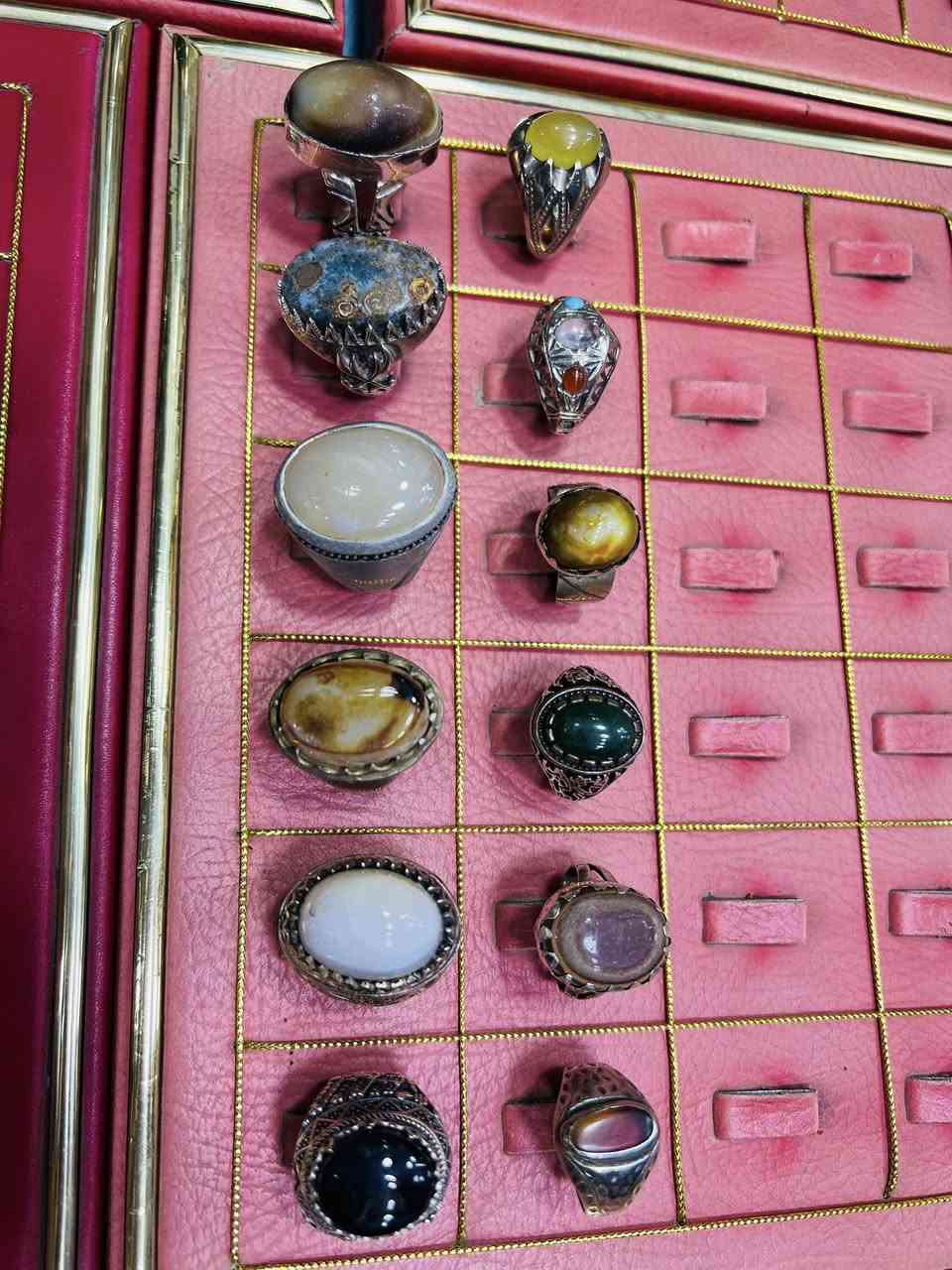 اللهم صلي على محمد وآل محمد
خواتم للبيع شلع احجار اصليه شرط فضة خالص شرط 
سعر الخاتم 40 الف 80 قطعة *********** سيد كرار الغالبي
