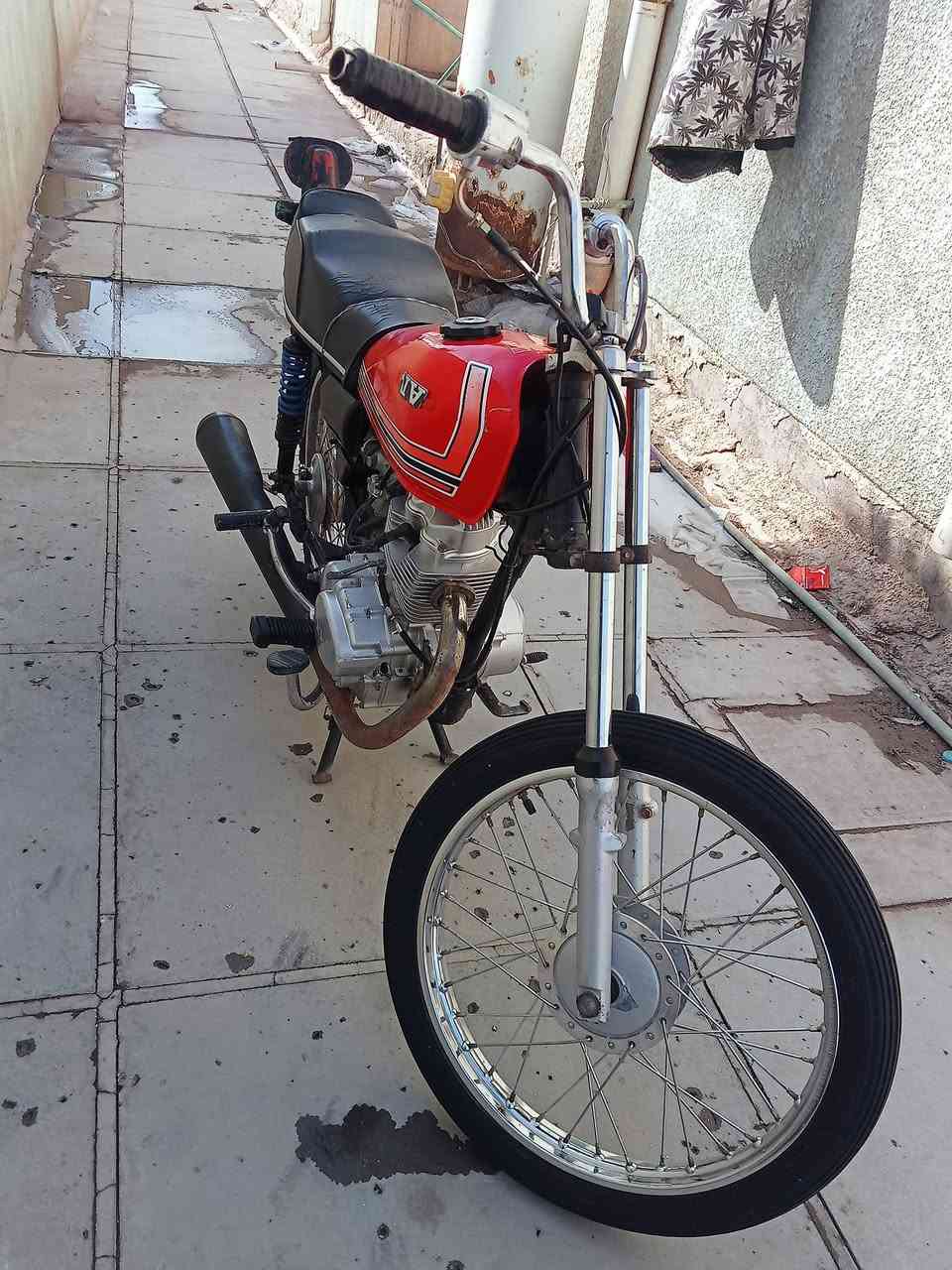 السلام عليكم دراجه البيع السعر 370.دراجه نضيفه كلها بلاديه نامه مكاني الكرنه الشرش ***********7 اليريدها يخابرني👍
